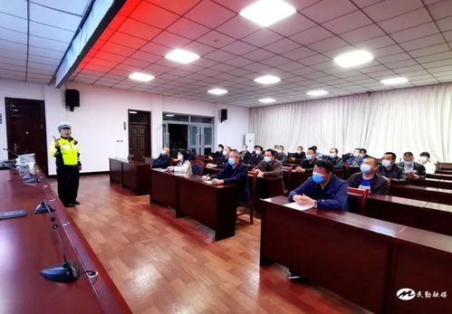 民勤公安交警組織全縣公務(wù)用車(chē)駕駛員開(kāi)展 一盔一帶 春季交通安全知識(shí)培訓(xùn)